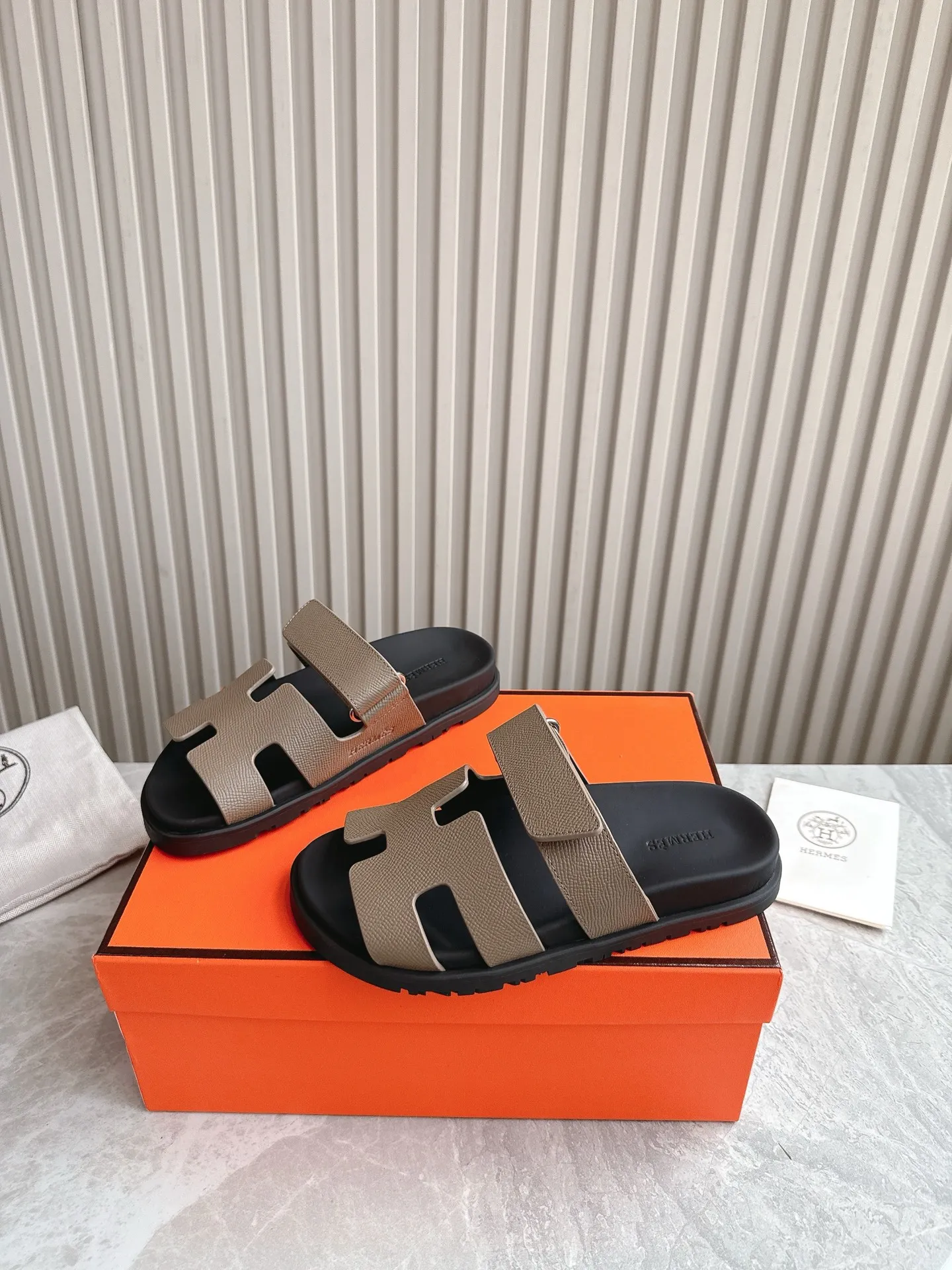 p480🐮🐮Couple model (top version) H family 2024 spring and summer new style HERMES Hermes' recently popular couple model pig nose angle sandals and slippers, paired with various colorful socks, popular. Upper: imported original deerskin (the genuine leather edging is not ordinary super migration). Lining: imported genuine leather. Outsole: Tpu non-slip and wear-resistant outsole. Size: Female 35-42 (40/42 non-returnable and non-exchangeable) Male size: 39-45 (45 non-refundable and non-exchangeable)